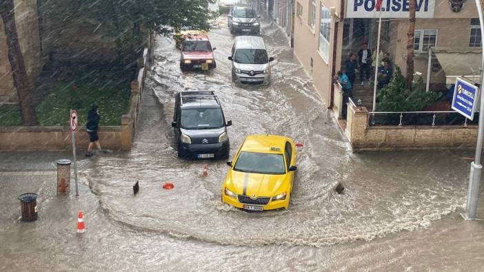 Bayburt'ta cadde ve sokakları su bastı