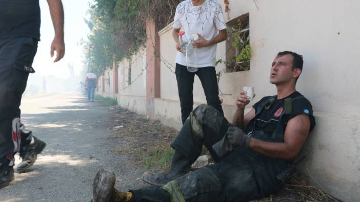 Alevlerin arasında kaldı, yine de görevini bırakmadı