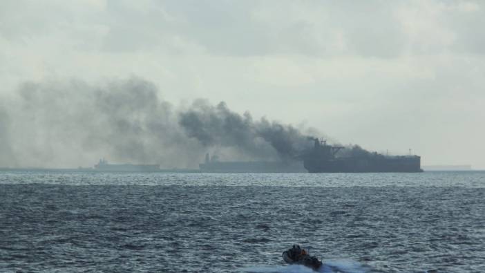 Singapur açıklarında iki petrol tankeri yandı