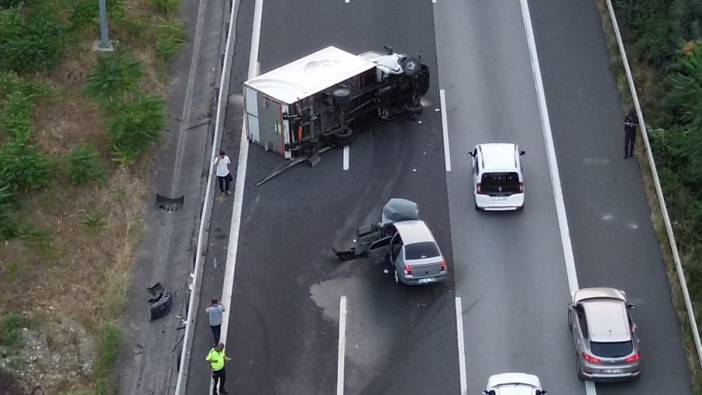 Otomobil kamyonla çarpıştı otoyol trafiğe kapandı