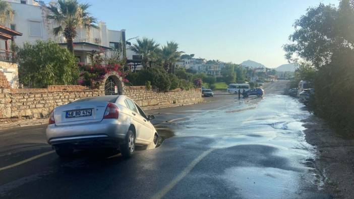 İsale hattı patladı; otomobil çukura düştü