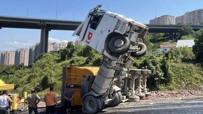 Kapalı yolda mıcır taşıyan tır devrildi adeta şaha kalktı