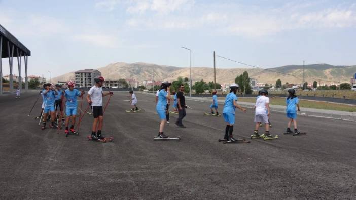 Otobüs terminalinde kayak antrenmanı