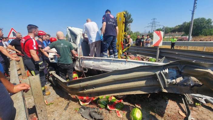 Karpuz yüklü kamyonet refüje çarptı: Ortalık savaş alanına döndü