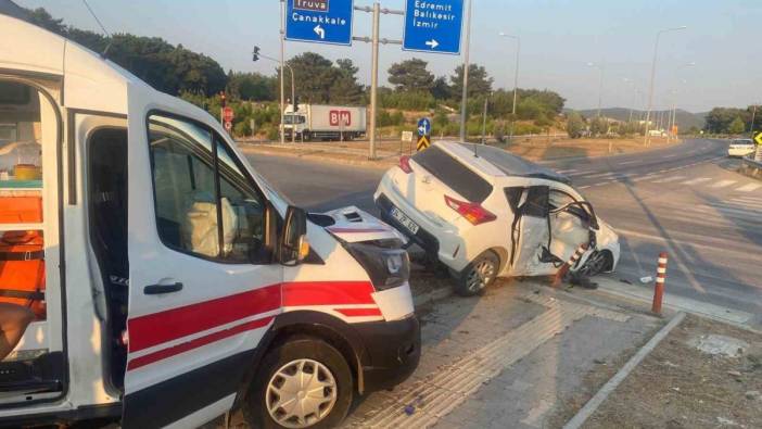 Çanakkale’de ambulans ile otomobil çarpıştı