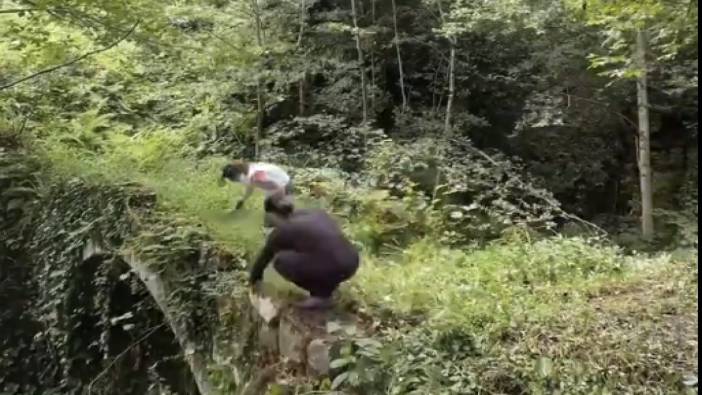 150 yıllık taş kemer köprüyü otlardan arındıran baba kız