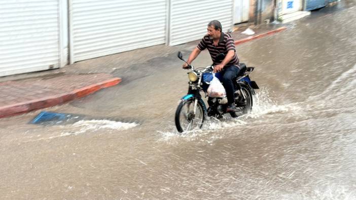 Adana'da cadde ve sokaklar göle döndü