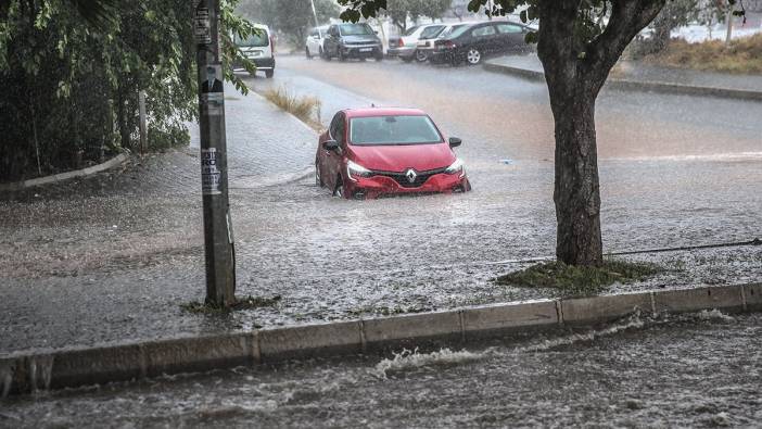 Mersin'i sağanak vurdu! Cadde ve sokaklar göle döndü