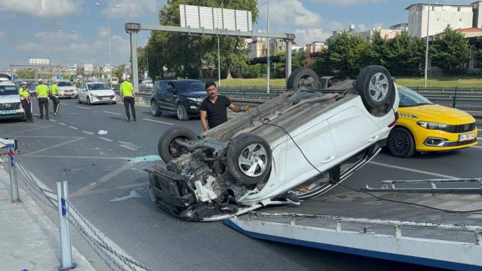 Bariyerlere çarpan otomobil takla attı