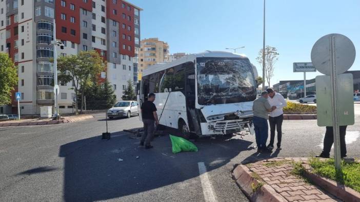 İşçi servisi ile kamyon çarpıştı: 10 yaralı