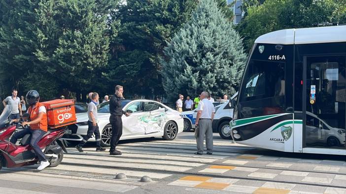 Kocaeli'de tramvay otomobile çarptı: 3 yaralı