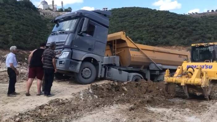 Sultangazi'de döküm sahasında yine toprak kayması meydana geldi