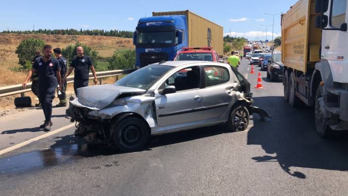 Önce bariyerlere sonra tıra çarpan otomobil hurdaya döndü