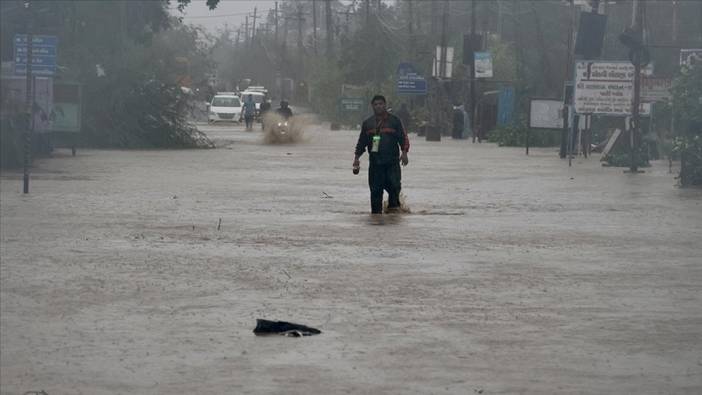 Aşırı yağışların yol açtığı kazalarda 12 kişi öldü