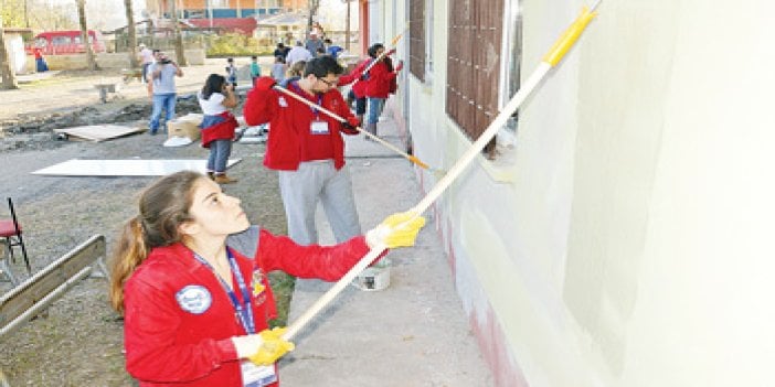 Üniversiteli gençler okula ‘ışık’ oldular