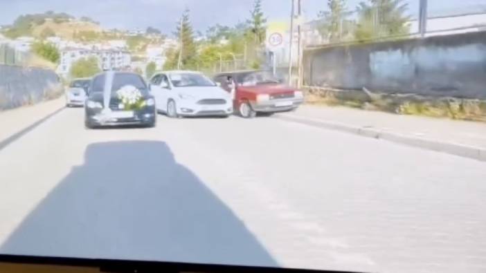 Düğün konvoyundaki maganda trafikte kazaya davetiye çıkardı