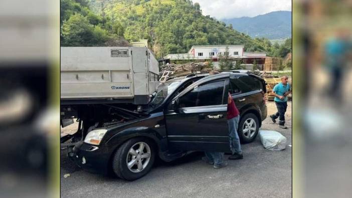 Giresun’da otomobil park halindeki tıra çarptı