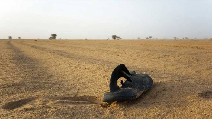 Libya’da çölde düzensiz göçmenleri taşıyan araç devrildi, 7 Sudanlı öldü