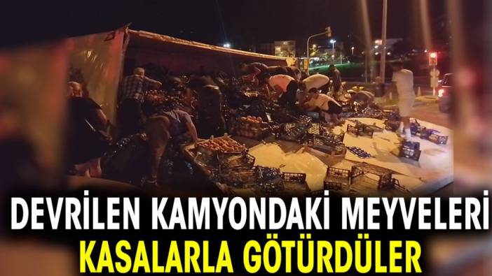 Devrilen kamyondaki meyveleri kasalarla götürdüler