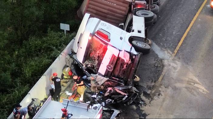 Kaza yapan tır başka otomobilin üzerine devrildi: 1 yaralı