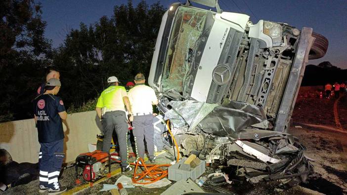 2 araca çarpan TIR otomobilin üzerine devrildi