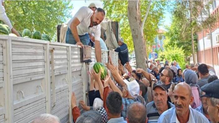 Ücretsiz karpuz izdihamı. 17 ton karpuz adeta kapışıldı