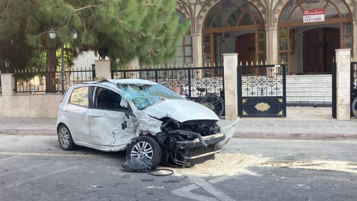 2 araç çarpıştı, fırlayan pikap cami duvarını yıktı