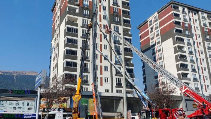 Yük asansörü metrelerce yükseklikte yan yattı. Korku dolu anlar