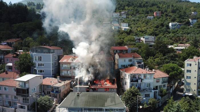 Bursa’da 3 katlı binada yangın