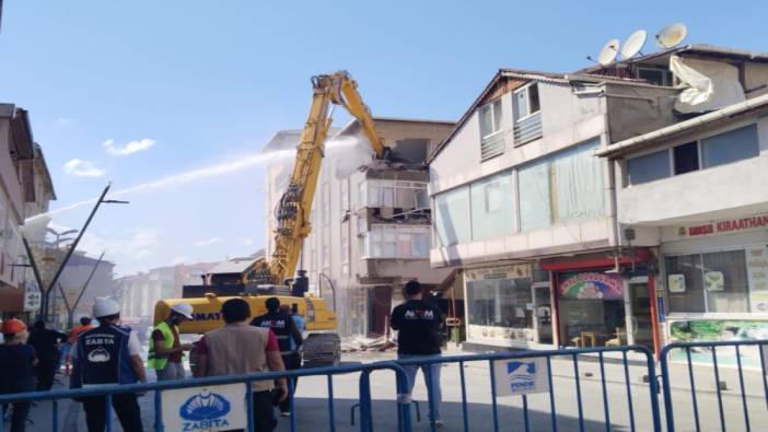 Pendik’te İETT otobüsünün çarptığı bina için yıkım çalışmaları başladı