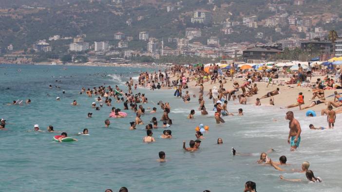 Alanya'da plajlar tıklım tıklım