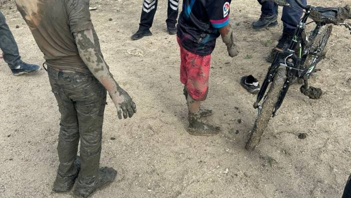 2 çocuk bisiklet sürerken bataklığa saplandı. İtfaiye ekipleri son anda yetişti