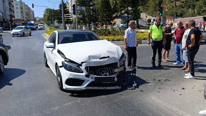 Antalya'da 3 araçlı zincirleme kaza: 2 yaralı