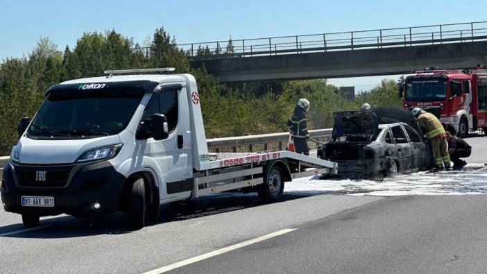 Seyir halindeki otomobil alev alev yandı