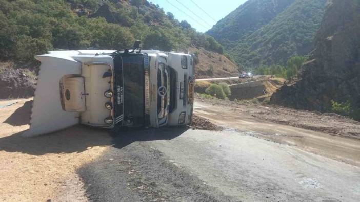 Tunceli’de buğday yüklü tır devrildi: 1 yaralı