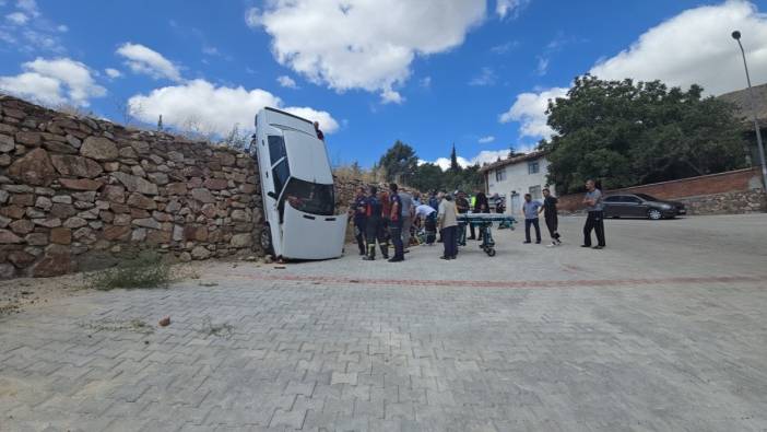 Tokat'ta fren ile gaz pedalını karıştıran sürücü 5 metrelik duvardan düştü