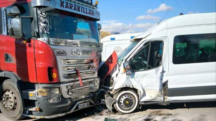 Çorum'da Servis minibüsü ve kamyon kafa kafaya çarpıştı