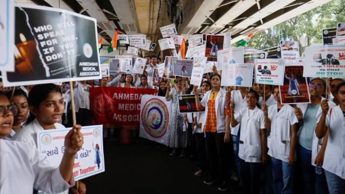 Hindistan’da doktorlar cinsel saldırı ve cinayete tepki için grevde