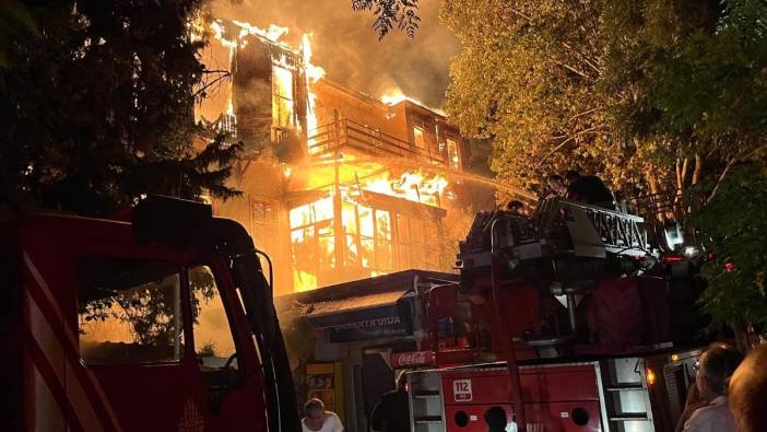 Büyükada'da iki katlı ahşap binada yangın: Ekipler müdahale etti