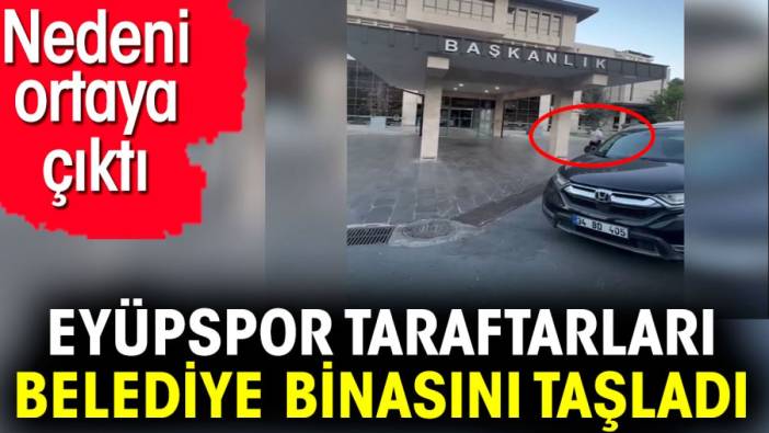 Eyüpspor taraftarları belediye binasını taşladı