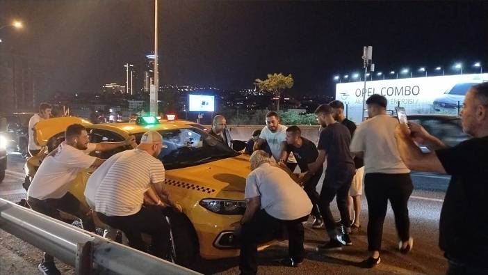 Kadıköy'de makas atan otomobil ticari taksiye çarptı. 1 yaralı