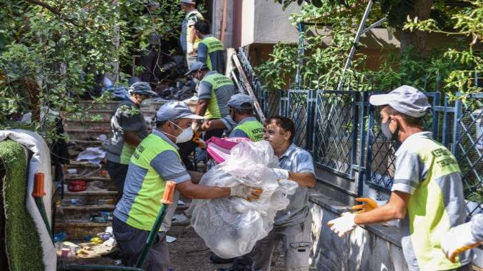 Kepez’de bir apartmanda biriktirilen 6 kamyon çöp temizlendi