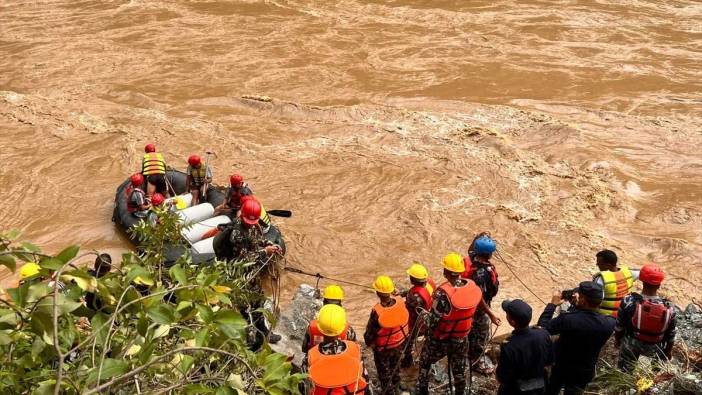 Nepal'de yolcu otobüsü nehre uçtu: 11 kişi hayatını kaybetti