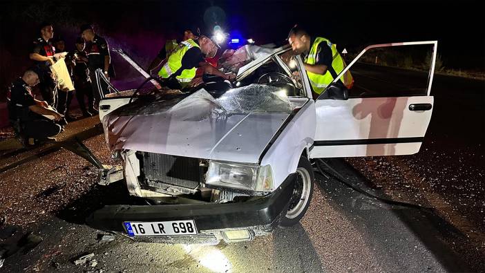 Kamyona çarpan otomobilin tavanı uçtu: 3 ağır yaralı