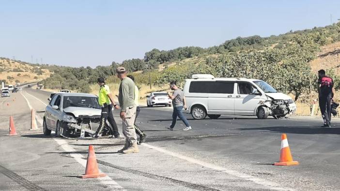 Otomobil ile minibüs çarpıştı: 3 yaralı