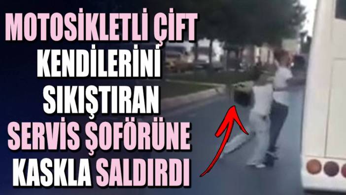 Motosikletli çift kendilerini sıkıştıran servis şoförüne kaskla saldırdı