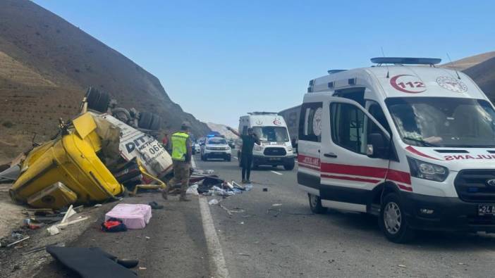 Erzincan otomobille Tır çarpıştı: 4 ölü 2 yaralı