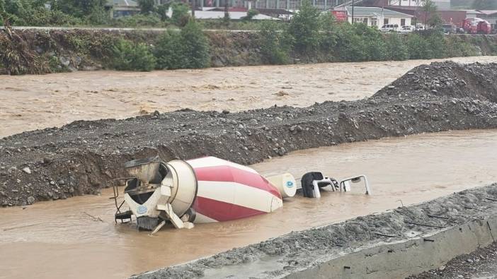 Taşan dere beton mikseri devirdi