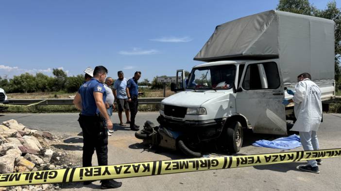 Kamyonet ile motosiklet birbirine girdi. 1 ölü