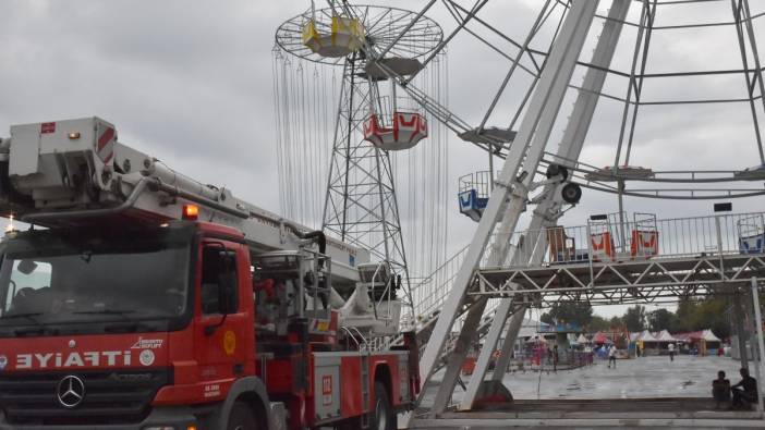 Lunaparkta korku dolu anlar. 20 kişi dönme dolapta mahsur kaldı